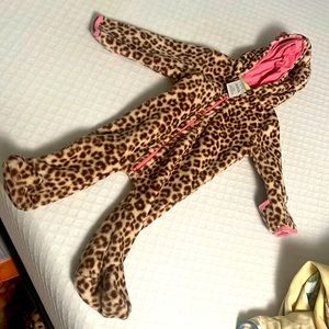 WARM BEAR ONESIE MITTEN COVETS AND HOOD WITH EARS. 6-9 month size